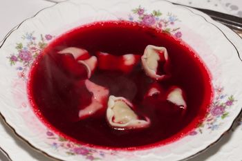 Zapomnij o zakwasie. Taki barszcz jest bardziej esencjonalny i ma przepiękny kolor