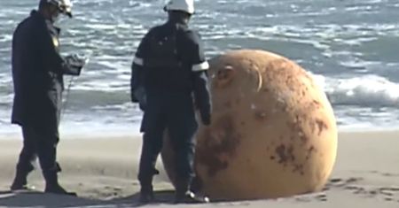 Tajemnicza kula na plaży w Japonii. Ludzie pytają, czy to "Dragon Ball"