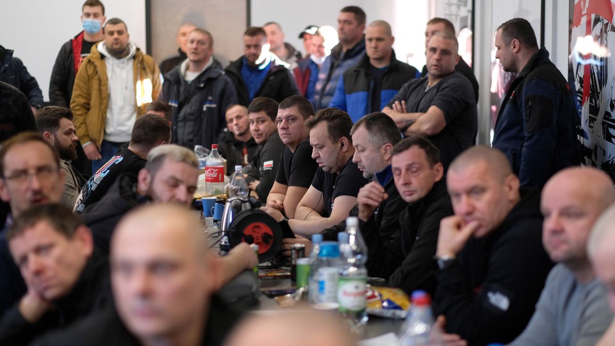 Na zdjęciu górnicy ze związku zawodowego Sierpień'80 zgromadzeni w katowickiej siedzibie Polskiej Grupy Górniczej (PGG)