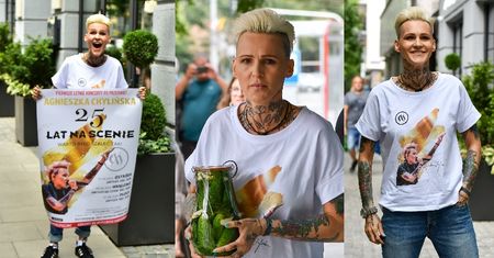 Rozemocjonowana Agnieszka Chylińska świętuje 25-lecie pracy artystycznej, dzierżąc w dłoniach słoik ogórków (ZDJĘCIA)