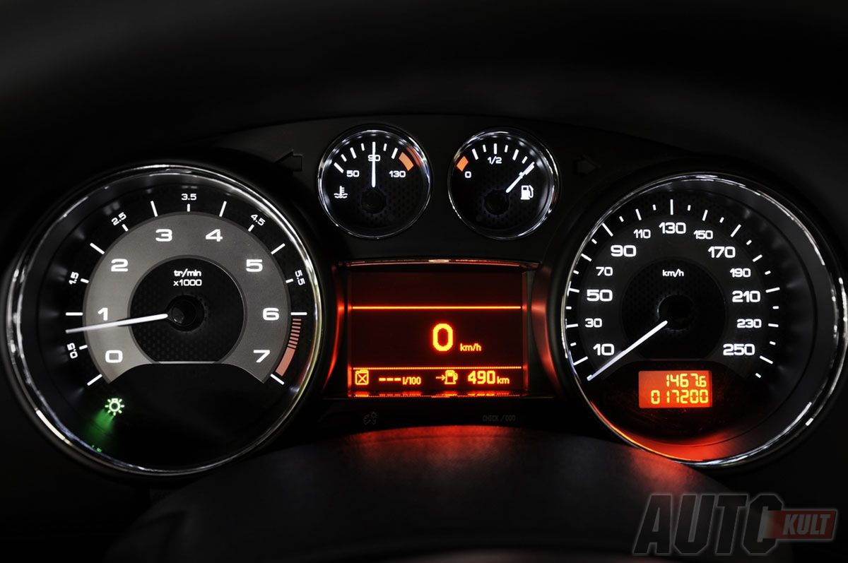 Peugeot RCZ 1,6 THP 200 KM test wnętrze