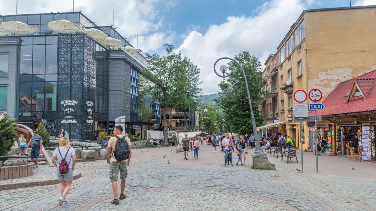 Krupówki to jeden z najbardziej kontrowersyjnych deptaków w Pols