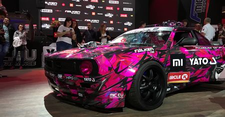 Ma 800-konne V8 i ostry, różowy kolor. Karolina Pilarczyk pokazała swój nowy wóz