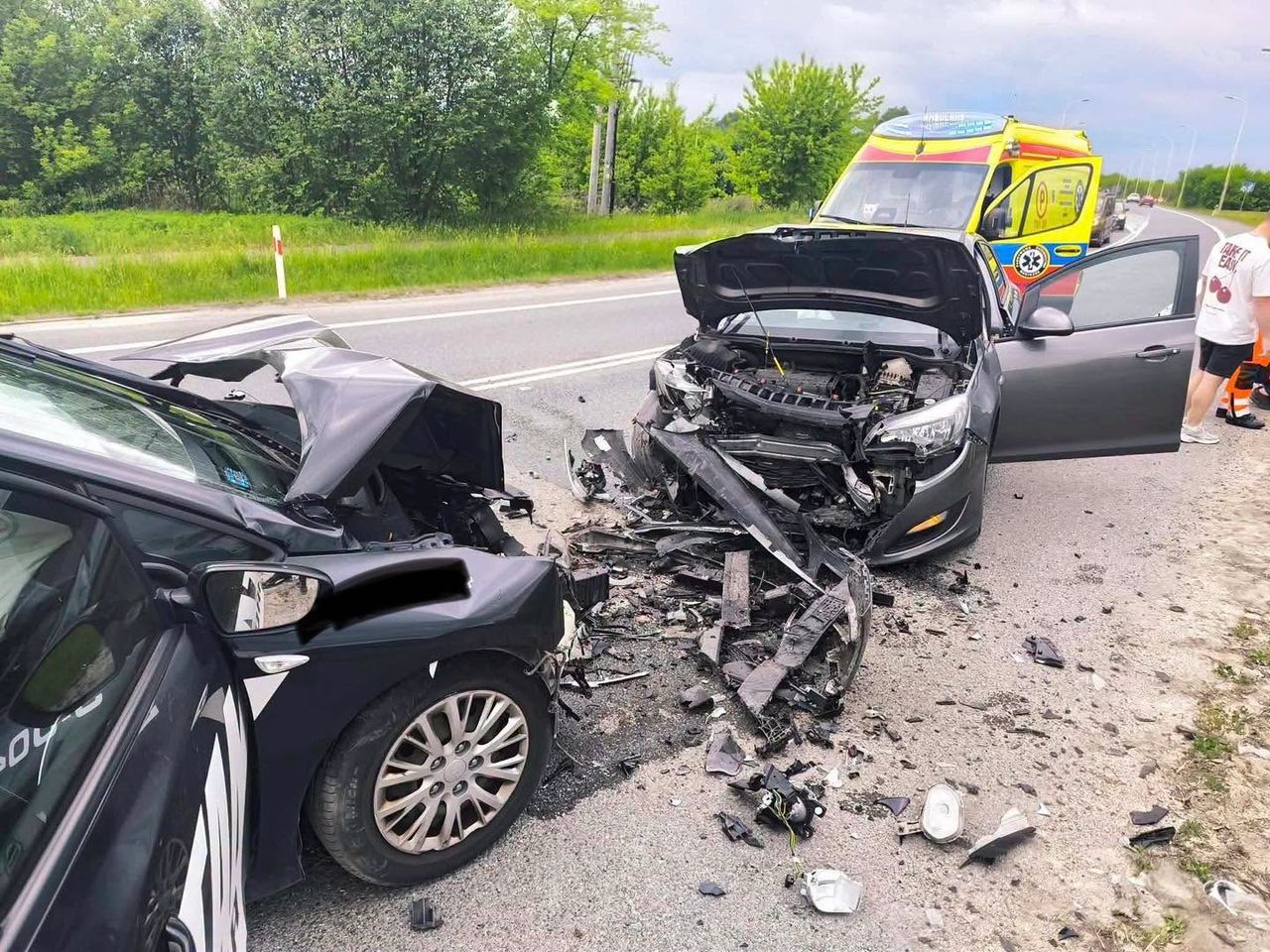 Poważne zderzenie na ulicy Piwnika "Ponurego" w Ostrowcu. Dwóch kierowców trafiło do szpitala