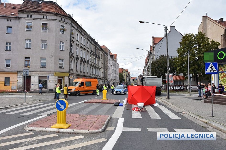 Legnica. Kierowca ciężarowego Iveco zabił kobietę na pasach. Okoliczności nadal nieznane