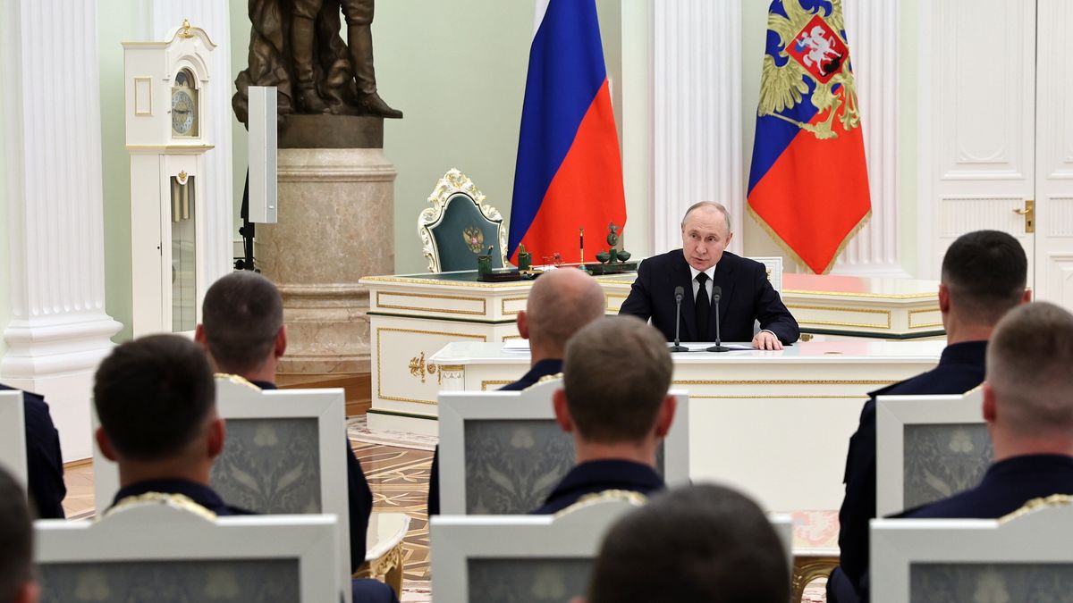 Russian President Vladimir Putin speaks as he addresses units of the Russian Defence Ministry, the Russian National Guard Troops (Rosgvardiya), the Russian Ministry of Internal Affairs (MVD), the Russian Federal Security Service (FSB) and the Russian Federal Protective Service (FSO), who ensured order and legality during the mutiny, at the Kremlin, in Moscow, Russia, 27 June 2023. 'Units of the Ministry of Defense, the National Guard, employees of the Ministry of Internal Affairs and special services ensured the reliable operation of the most important control centers, strategic, including defense facilities, the security of border regions, the strength of the rear of our armed forces, all military formations that continued to heroically fight at the front at that time ', Putin said, referring to the units of the Ministry of Defense, the Russian Guard, the FSB, the Ministry of Internal Affairs and the FSO, which participated in the suppression of the attempted rebellion on June 24. EPA/SERGEY GUNEEV / SPUTNIK / KREMLIN / POOL MANDATORY CREDIT Dostawca: PAP/EPA.