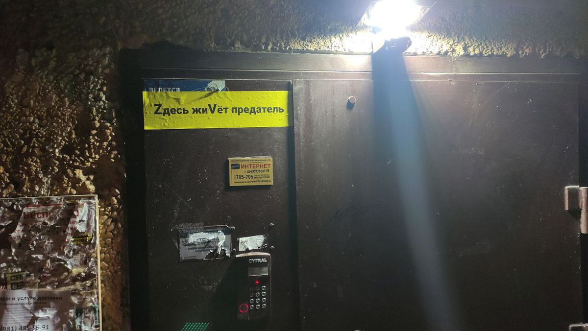 Nalepka na drzwiach w Kaliningradzie: "Tu mieszka zdrajca"