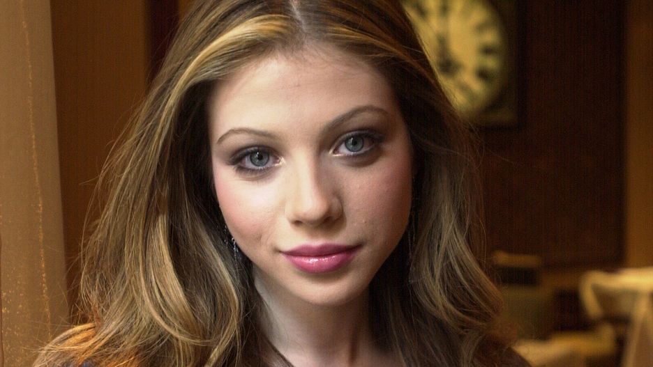 Actress Michelle Trachtenberg in the Library Bar at the RegeUNITED STATES - FEBRUARY 19:  Actress Michelle Trachtenberg in the Library Bar at the Regency Hotel on Park Ave. She stars in the upcoming film "Eurotrip."  (Photo by David Handschuh/NY Daily News Archive via Getty Images)New York Daily News Archive