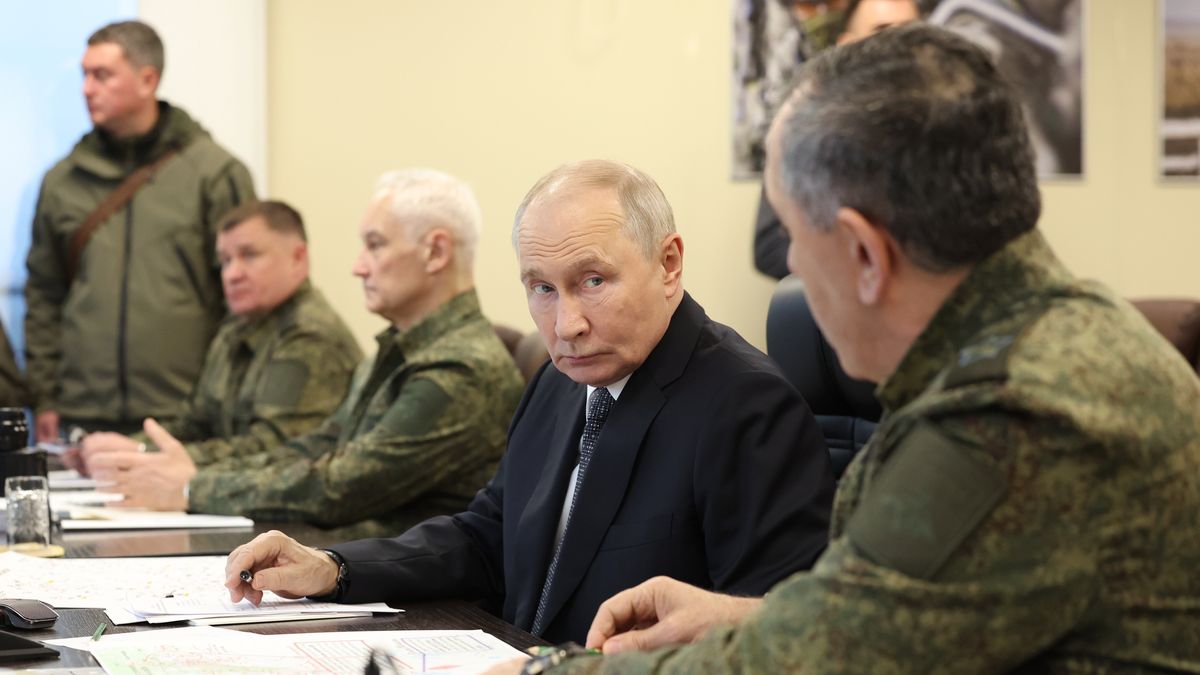 Russian President Vladimir Putin observes the ?Centre-2026 strategic command and staff exercises involving the Collective Rapid Reaction Force of the Collective Security Treaty Organization (CSTO) at the Chebarkulsky training ground in Chelyabinsk Region, Russia, 02 October 2026. EPA/ALEXANDER KAZAKOV / SPUTNIK / KREMLIN POOL MANDATORY CREDIT Dostawca: PAP/EPA.