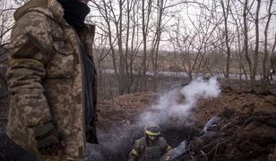 Żołnierze toną w błocie na froncie. "Przed tym się nie schowasz, biją gęsto"