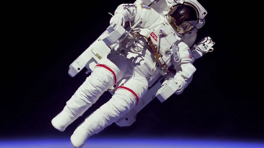 Astronauta w kosmosie.