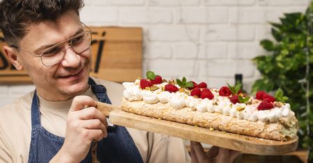 Królowa wypieków może wyglądać jeszcze lepiej. Podaj ją w formie rolady z dwoma dodatkami