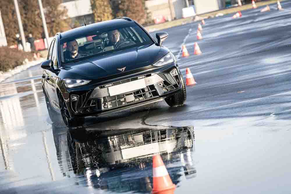 Poznań: Nowe pościgowe radiowozy w policji. Każdy za niemal 390 tys. zł