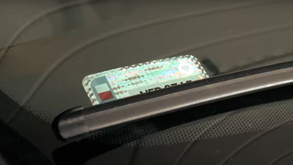 Czy można dostać mandat za starą naklejkę na szybie?