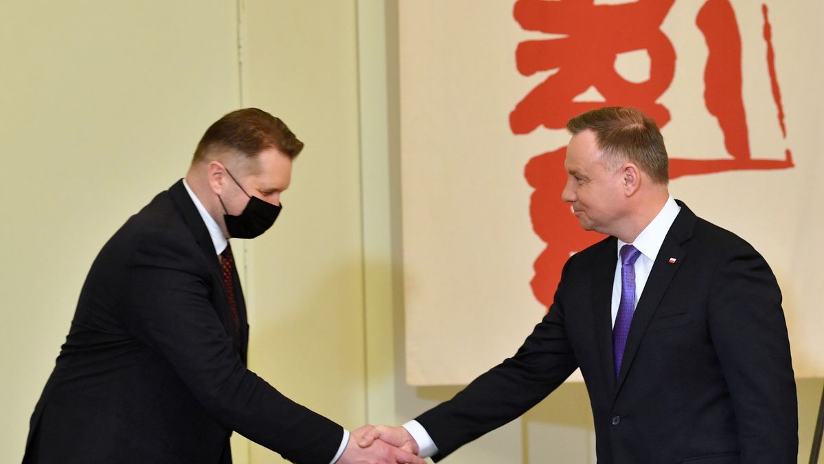 Na zdjęciu Przemysław Czarnek i Andrzej Duda podający sobie ręce