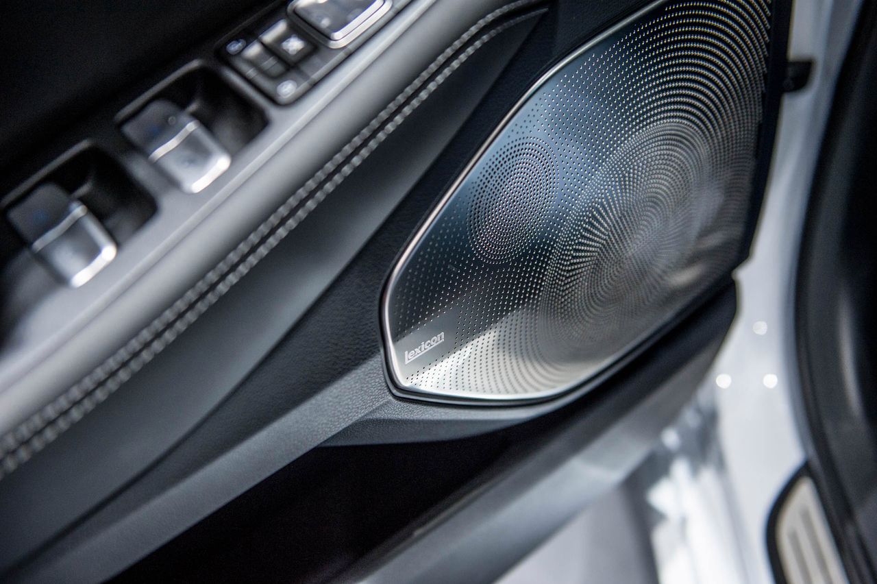 Wszyscy kopiują design Burmester dla Mercedesa... tu w Genesisie G80