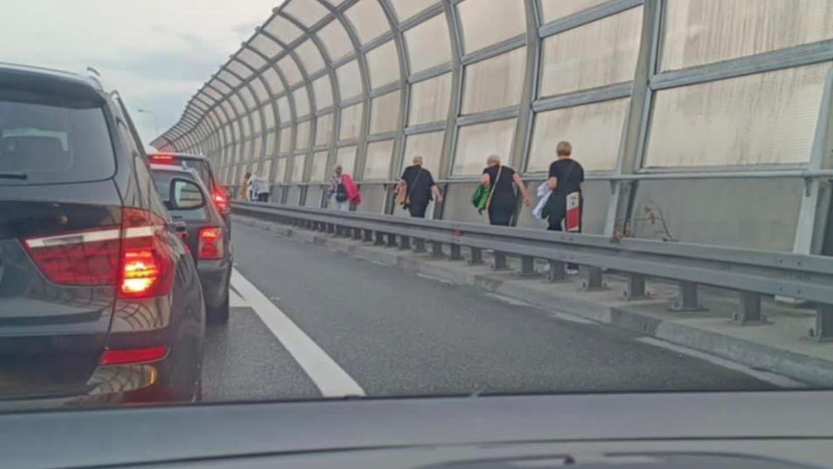 Ludzie wysiadali z aut na AOW.