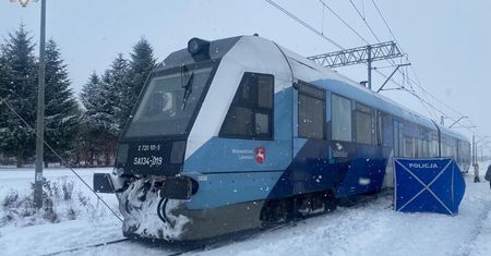 Szynobus potrącił pracowników odśnieżających tory. Jeden nie żyje, drugi z obrażeniami trafił do szpitala