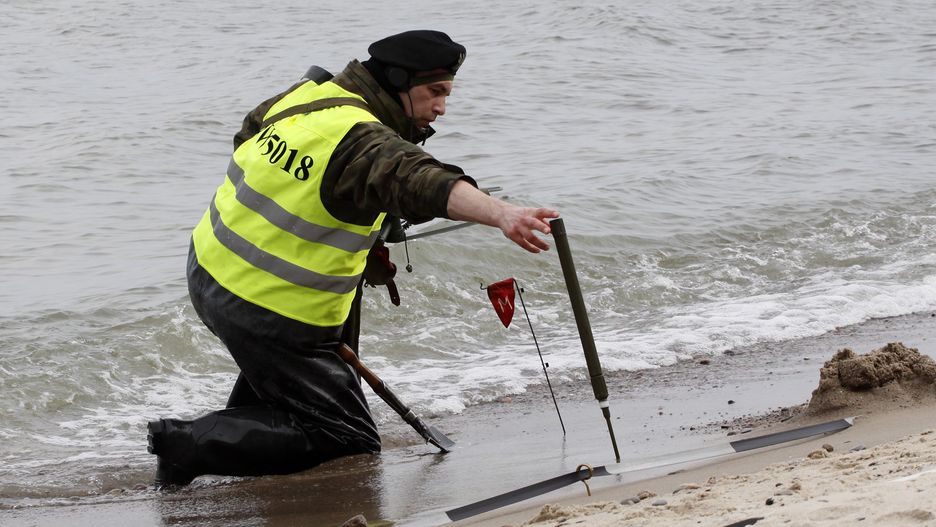 Saperzy na  ko�obrzeskiej pla�y
Ko�obrzeg, 05.04.2011. Saperzy Marynarki Wojennej rozpocz�li rozminowywanie 5,5-kilometrowego odcinka pla�y w Ko�obrzegu. Niewybuch�w szuka 30 �o�nierzy z 8. Batalionu Saper�w w Dziwnowie. (bpt)
PAP/Jerzy Undro
Jerzy Undro
NIEWYBUCHY, PLA�A, rozminowanie, saper, SAPERZY