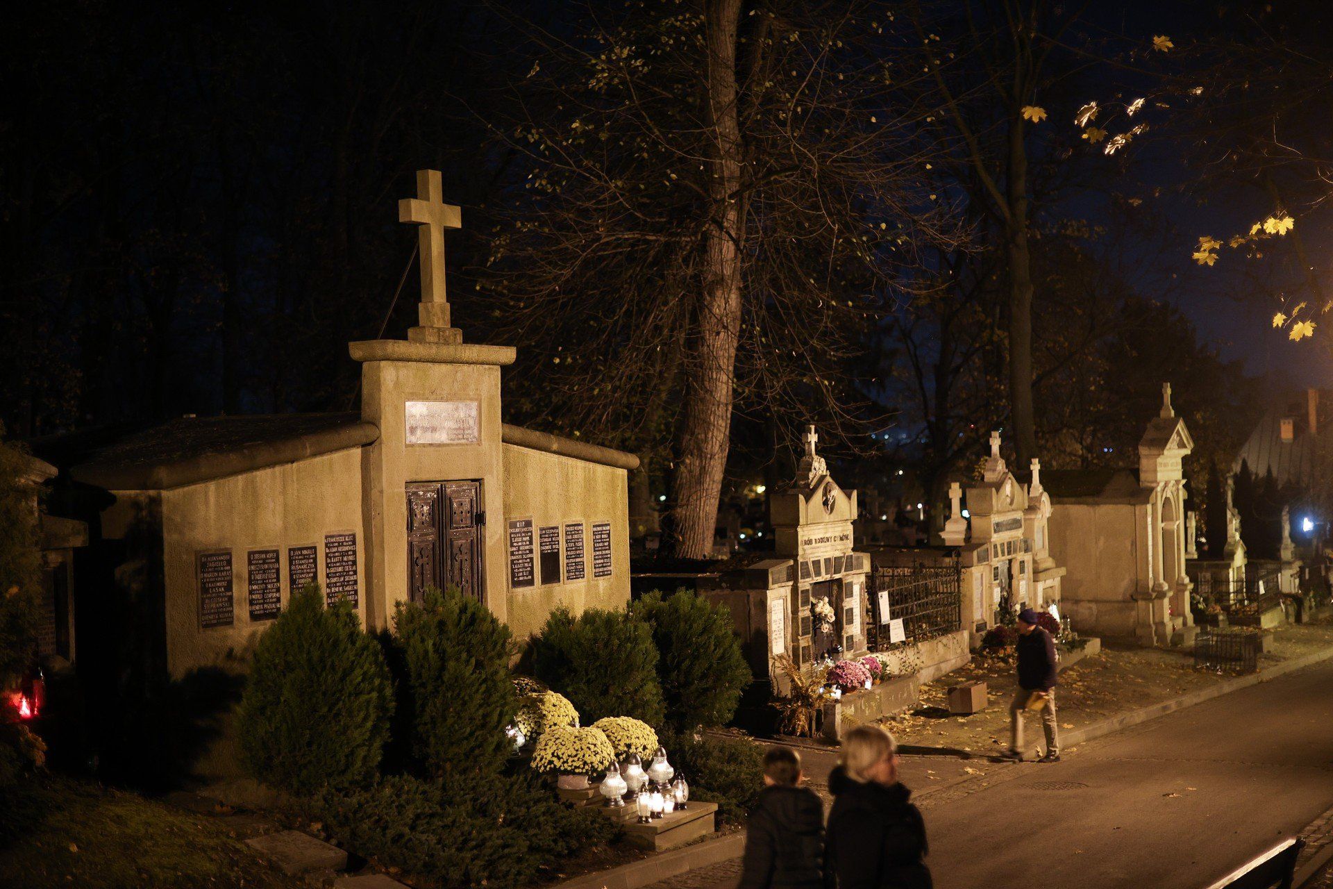 Cmentarz Podgórski wieczór przed dniem Wszystkich Świętych