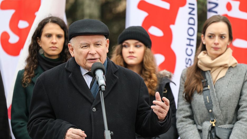 Warszawa, 10.02.2024. Prezes PiS Jarosław Kaczyński (C) podczas "Protestu Wolnych Polaków" przed siedzibą Trybunału Konstytucyjnego w Warszawie, 10 bm. Zorganizowana przez Prawo i Sprawiedliwość manifestacja odbywa się w związku z zapowiadanymi przez koalicję rządową zmianami w Trybunale. (jm) PAP/Paweł Supernak