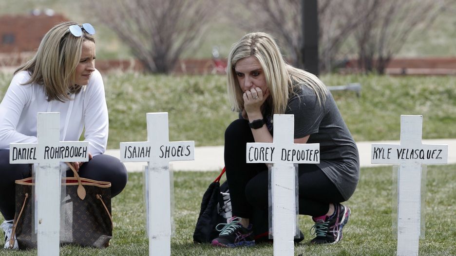Absolwetnka Columbine High School przy krzyżach upamiętniających jej zamordowanych kolegów