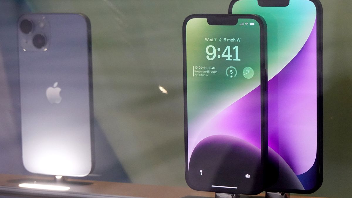 CHICAGO, ILLINOIS - NOVEMBER 28: Apple iPhones are displayed at an Apple store on November 28, 2022 in Chicago, Illinois. Apple is currently facing shortages in iPhone supplies due to COVID-19 restrictions in China and unrest at one of Apple's major Chinese suppliers.  (Photo by Scott Olson/Getty Images)