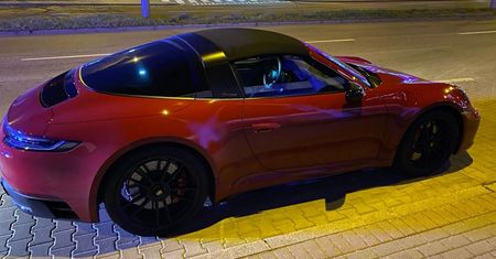Kierowca porsche zobaczył policjantów i dodał gazu. Szybko tego pożałował