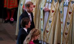 Harry na koronacji ojca. Media zwracają uwagę na "trzeci rząd"