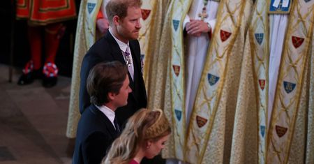 Harry na koronacji ojca. Media zwracają uwagę na "trzeci rząd"