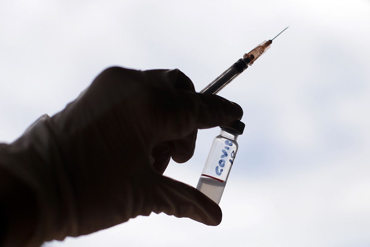Szczepionka na COVID. Unia Europejska zatwierdzi szczepionki jeszcze przed świętami (Photo illustration by Carol Smiljan/NurPhoto via Getty Images)