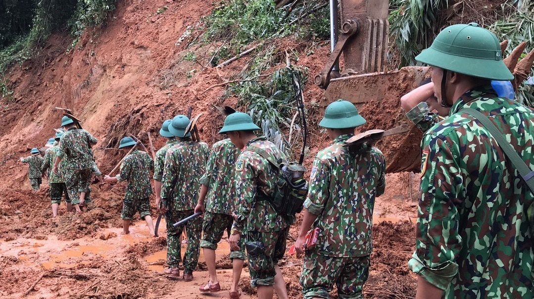 Lawina błotna zniszczyła obóz wojskowy w prownicji Quang Tri w Wietnamie