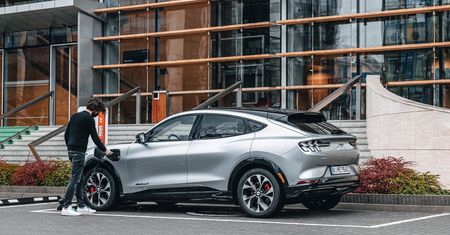 Mustang Mach-E wyprzedził w sprzedaży spalinowego. To nie żart, tylko czerwiec w USA