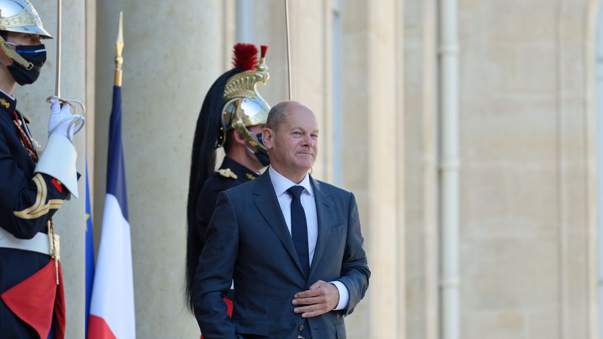 Vice-chancellor and candidate of the German SPD to the german federal chancellery OLAF SCHOLTZ  arrives at  the Elysee presidential Palace for a meeting with French President Macron September 06, 2021, Paris (Photo by Daniel Pier/NurPhoto via Getty Images)