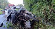 Gmina Zabrodzie: Kierowca BMW zginął po uderzeniu w drzewa. Auto nie miało drzwi, szyb i pasów bezpieczeństwa