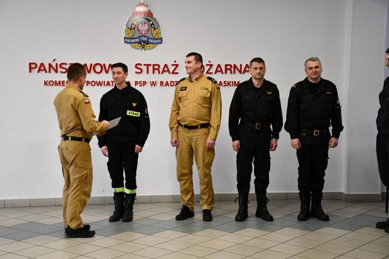 Akcja na stacji benzynowej. Strażak usłyszał wołanie o pomoc