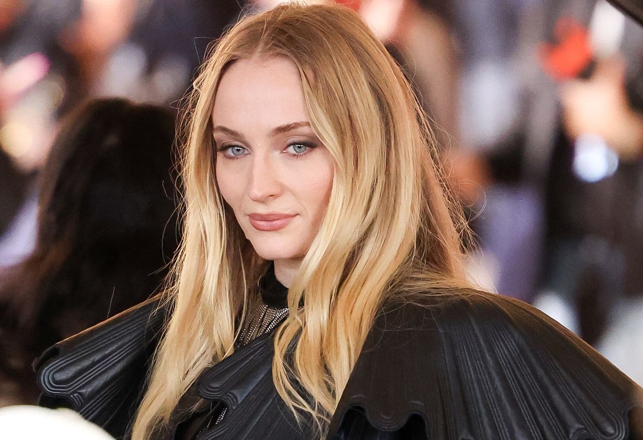 Krew, błoto i pistolety. Nowa Lara Croft na zdjęciach z planu