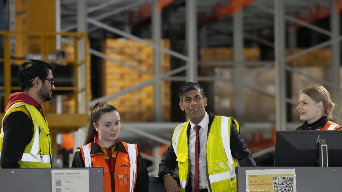 STANFORD-LE-HOPE, ENGLAND - APRIL 29: Britain's Prime Minister Rishi Sunak, centre, visits the DHL Gateway port facility on the Thames estuary, on April 29, 2024 in Stanford-le-Hope, England.  (Photo by Frank Augstein - WPA Pool/Getty Images)
