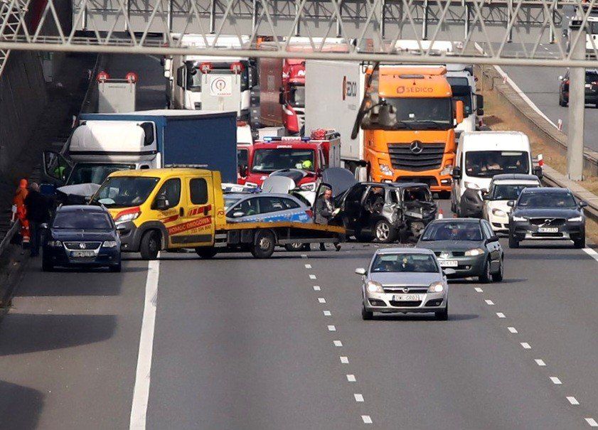 Udanin: Karambol na A4. Na jezdni w kierunku Wrocławia zderzyły się cztery samochody. Duże utrudnienia