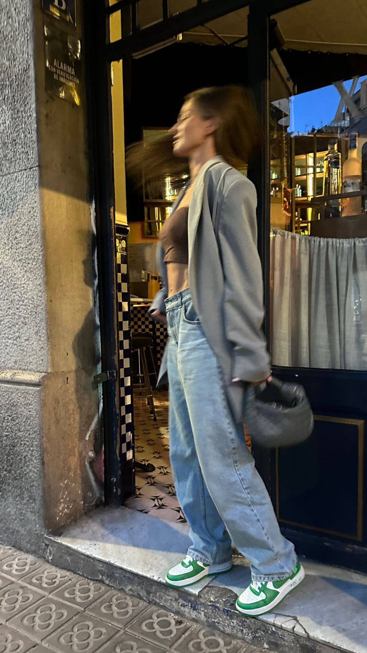 Anna Lewandowska w casualowej stylizacji z wide-leg jeans