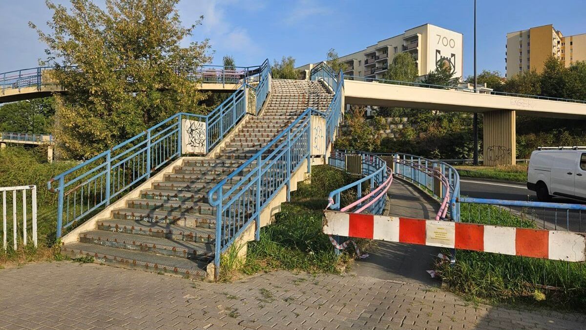 Zamknięta kładka dla rowerów przy wiadukcie na ul. Poniatowskiego