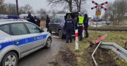 Pijany kierowca utknął SUV-em na przejeździe kolejowym. Pomogła policja