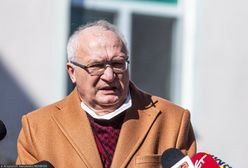 Profesor Simon uderzył w weselników. "Piją, całują się i pieszczą"