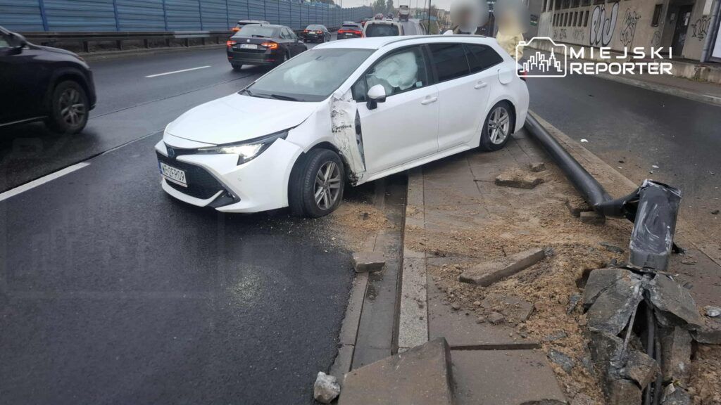 Warszawa: Seria kolizji w al. Prymasa Tysiąclecia. Kierujący uderzyli w barierki oraz latarnię