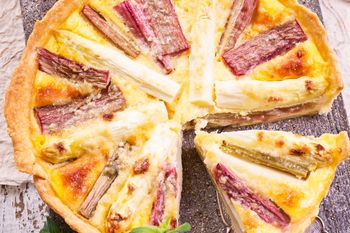 Za chwilę zacznie się sezon. Lekka tarta z rabarbarem zastąpi kotlety na obiad