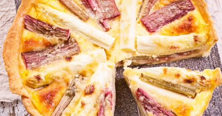 Za chwilę zacznie się sezon. Lekka tarta z rabarbarem zastąpi kotlety na obiad