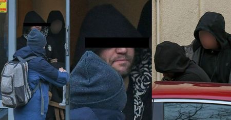 Czy to koniec Emila S.? Wyprowadzili go z prokuratury W KAJDANKACH (ZDJĘCIA)