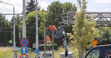 Odnowione elementy kładki wracają na swoje miejsce. Prace na ul. Filaretów zakończą się wcześniej, niż planowano