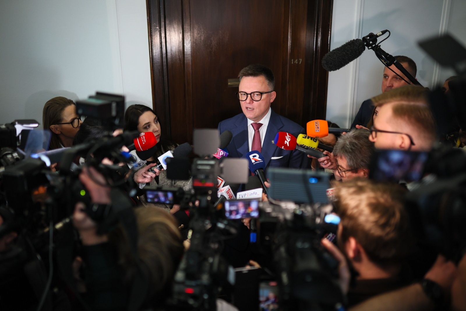 Reporterka TVN24 skarży się na 15‑krotne nagrywanie w tle Hołowni