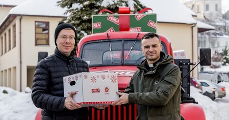 Zabytkowa ciężarówka Perły dostarczyła świąteczne paczki dla Caritasu. Trafią do najbardziej potrzebujących